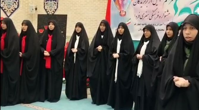 تقدیر از  دانش‌آموزان برگزیده جشنواره فرهنگی هنری فردا در ناحیه چهار قم