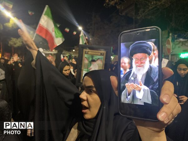  حضور مردم باخرز در آیین دشمن‌سوزی چهارشنبه‌سوری آخر سال