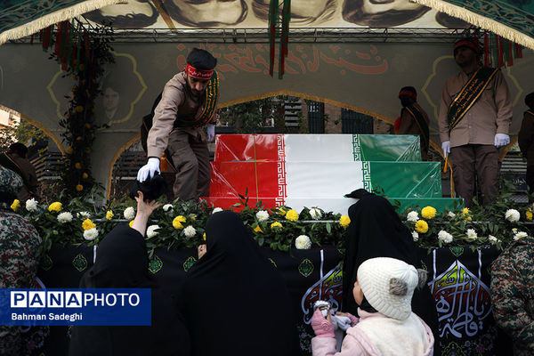 تشییع پیکرهای ۱۰۰ شهید گمنام از مقابل دانشگاه تهران