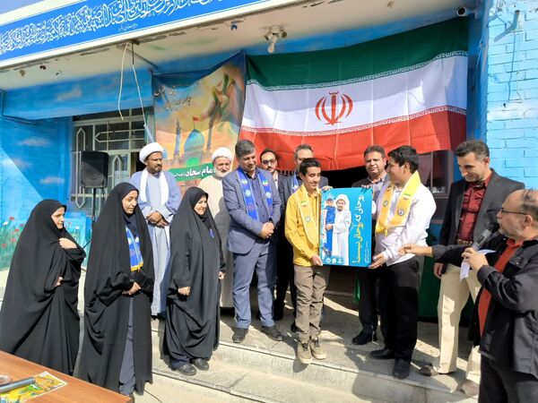 رونمایی از کتاب «روحانی که روحانی نیست» در دبیرستان باقریه