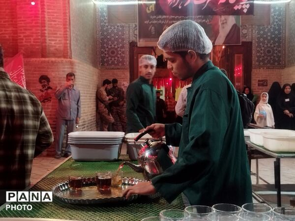 خدمت‌رسانی چایخانه حضرت زهرا(س) در دویست‌و‌یازدهمین شب شهادت قائد امت اسلام