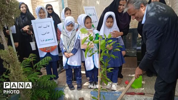 کاشت نهال امید در دبستان دخترانه شاهد پوررضایی ناحیه دو یزد