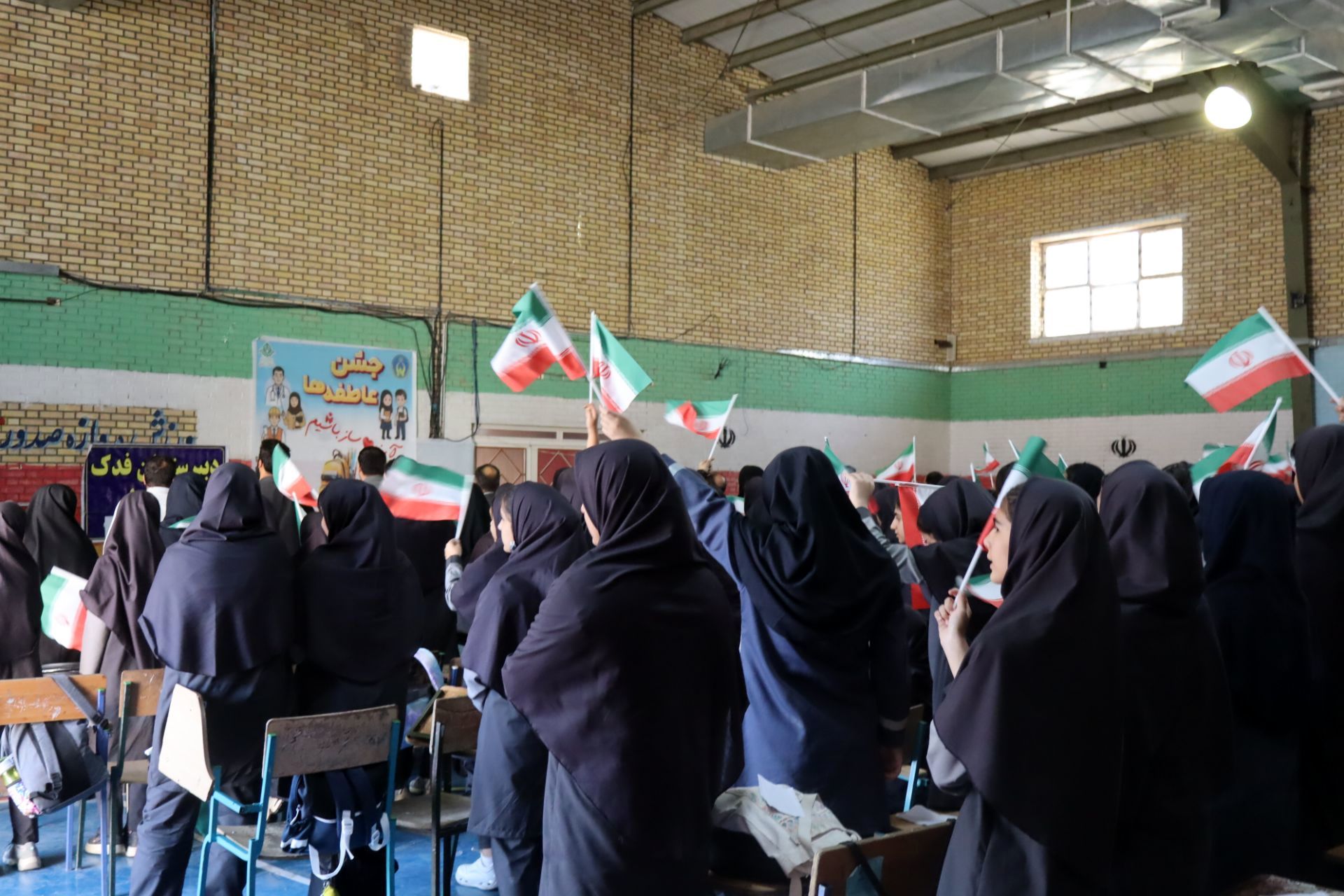 جشن عاطفه‌ها در مدرسه فدک خرم‌آباد؛ همدلی برای آینده‌ای روشن