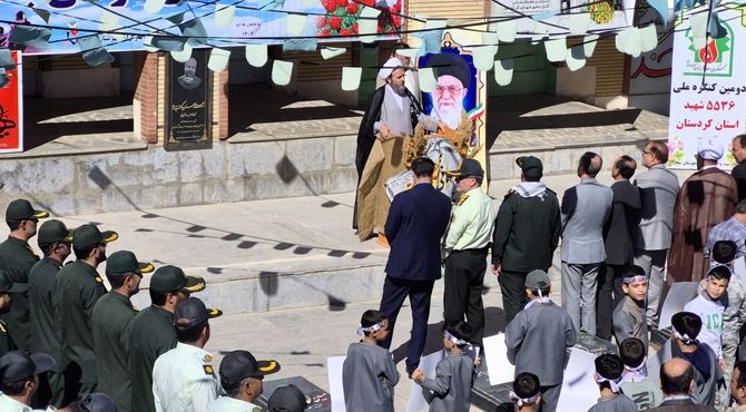 عطر افشانی و گلباران گلزار شهدای بیجار به مناسبت هفته دفاع مقدس