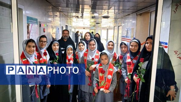 تجلیل دانش‌آموزان پیشتازان دبستان «دانش و هنر» نظرآباد از پرستاران بیمارستان امام حسن(ع) 