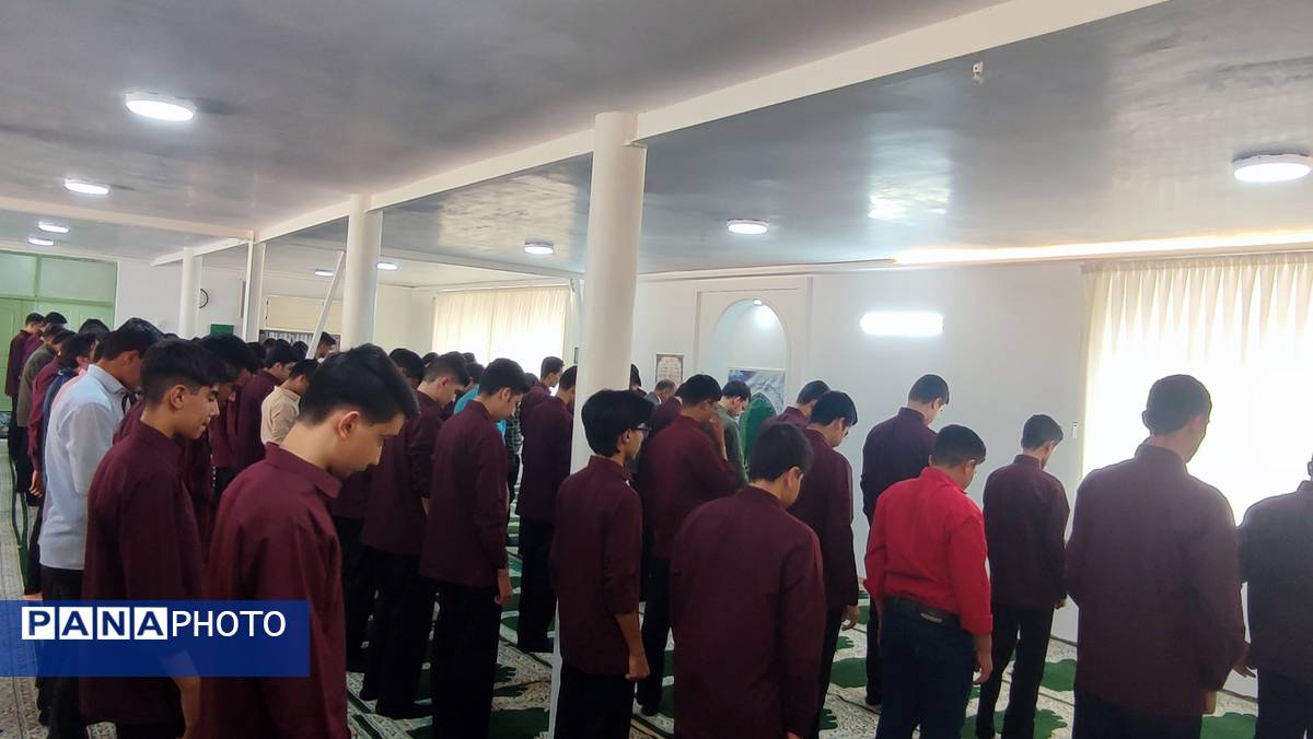 نواخته شدن زنگ نماز در دبیرستان نمونه آیت الله خامنه‌ای کاشمر 