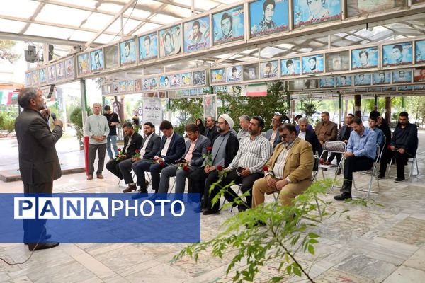 آیین غبارروبی مزار شهدا با حضور اصحاب رسانه در قم