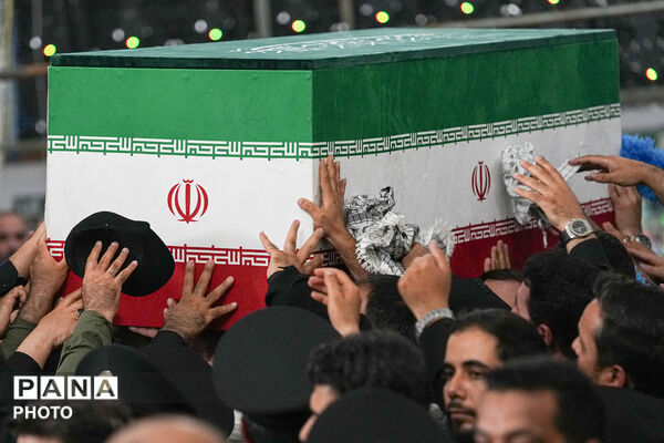 اقامه نماز بر پیکر مطهر رهبر شهید انقلاب در حرم مطهر رضوی-۱