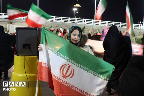 پرچمی که زمین نگذاشتند