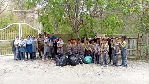 پاکسازی خیابان و کوچه‌های روستای یاسه چای توسط دانش‌آموزان مدرسه ۲۲ بهمن
