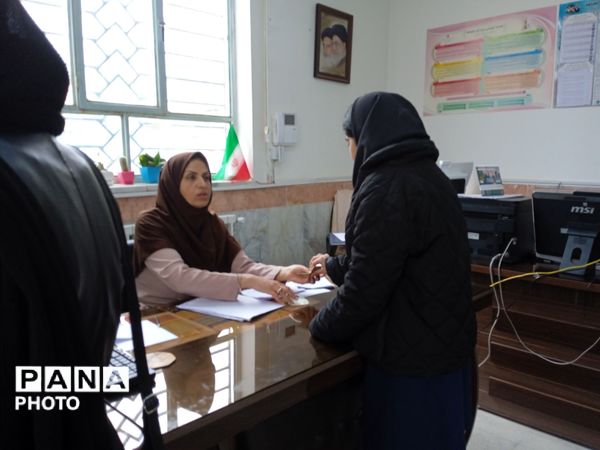 اعلام نتایج امتحانات نوبت اول دبیرستان عزت طلایی به والدین دانش آموزان 