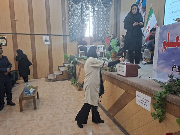 جلوه‌هایی از انتخابات انجمن اولیا دبستان معلم ۲ در آشخانه 