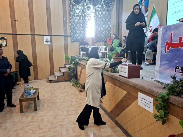 جلوه‌هایی از انتخابات انجمن اولیا دبستان معلم ۲ در آشخانه 