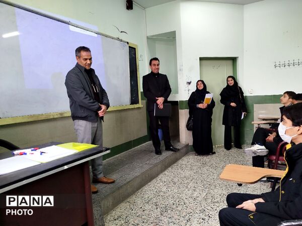فرایند بررسی عملکرد معلمان منتخب دبیرستان نمونه آیت الله خامنه ای