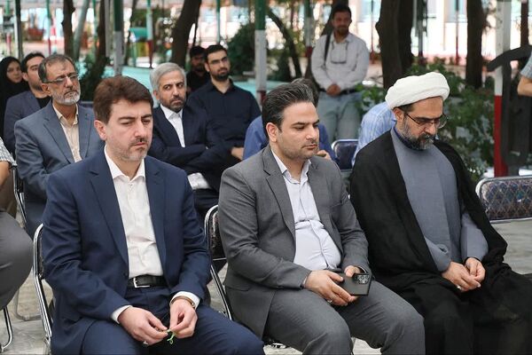آیین غبارروبی مزار شهدا با حضور اصحاب رسانه در قم