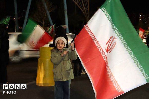 پرچمی که زمین نگذاشتند