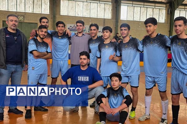 رقابت دانش‌آموزان رباط‌کریم در مسابقات بین مدرسه‌ای فوتسال