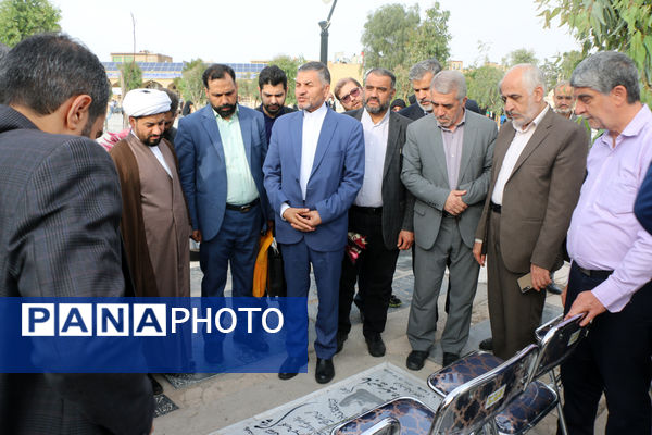 عطرافشانی مزار شهدای فرهنگی استان قم