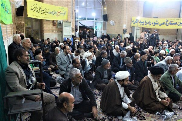 استقبال نوجوانان از غرفه‌های یادواره شهدای مسجد جامع قم