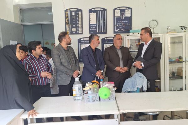 شور علمی دانش آموزان فشافویه در آیین گرامیداشت روز آزمایشگاه