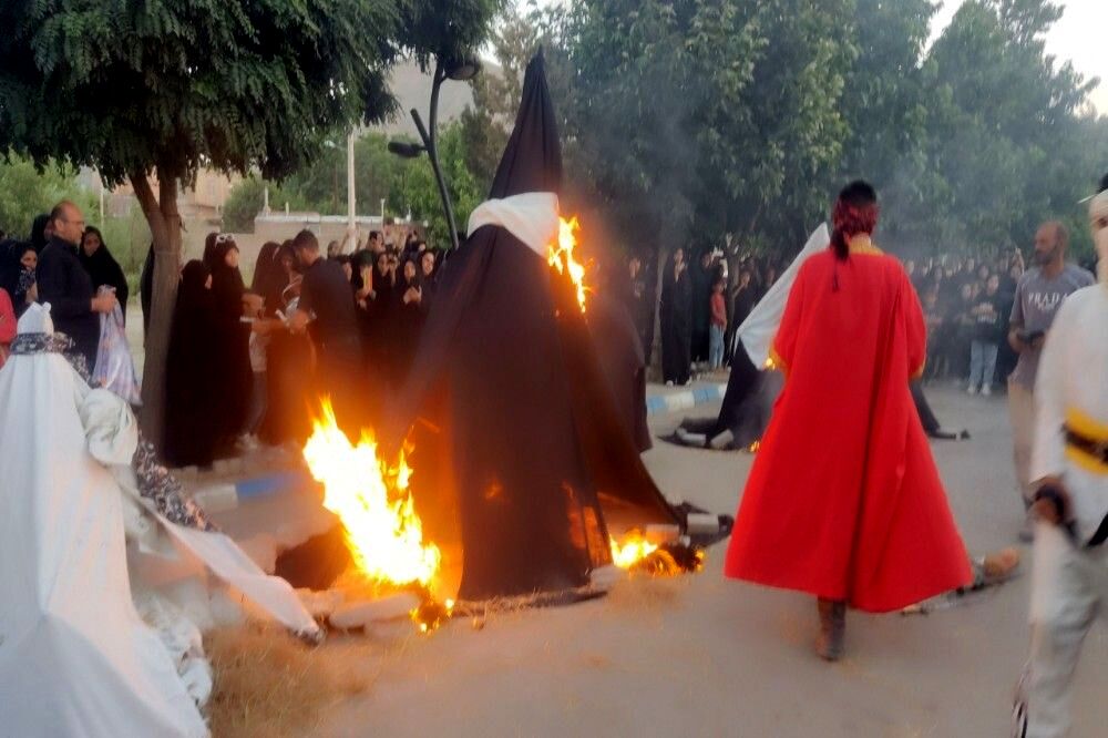 مراسم نمادین آتیش زدن خیمه ها در عصر روز عاشورا در شهر بار