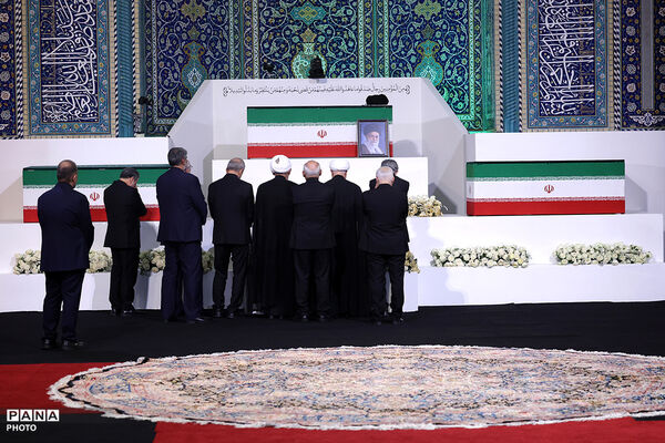 ادای احترام سران قوا و جمعی از مسئولان نظام بر پیکر مطهر رهبر شهید انقلاب