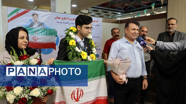 مراسم استقبال از علیرضا احمدی دانش‌آموز مدال‌آور و افتخار آفرین المپیاد جهانی اقتصاد متوسط در بوشهر