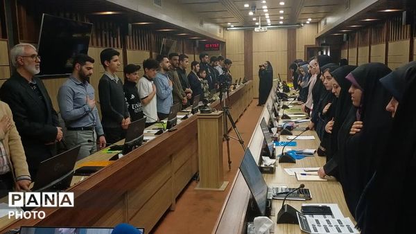 تقدیر از دانش‌آموزخبرنگاران، نمایندگان مجلس و مجامع دانش‌آموزی در نشست گفت‌وگوی بین‌نسلی تهران