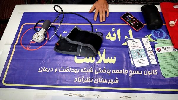 برگزاری نماز جمعه وحدت‌آفرین نظرآباد با رونمایی کتاب قرآنی و ارائه خدمات فرهنگی و معیشتی در مصلی نظرآباد