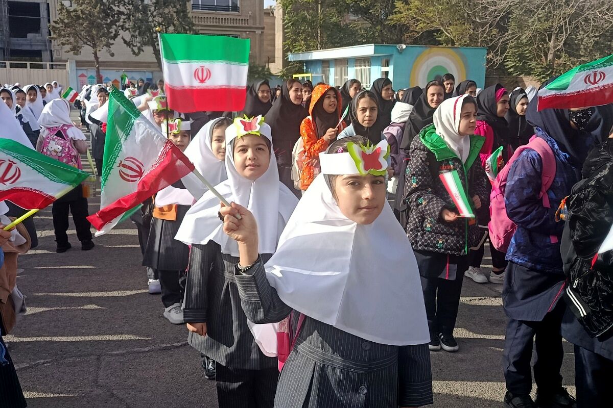  آغاز سال تحصیلی با همراهی حافظان نظم و امنیت در دبستان بعثت ۲
