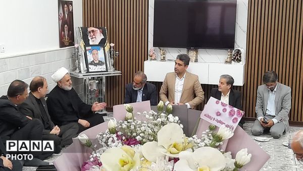 دیدار مسئولان آموزش و پرورش قم با خانواده شهید «حسین نجفی»