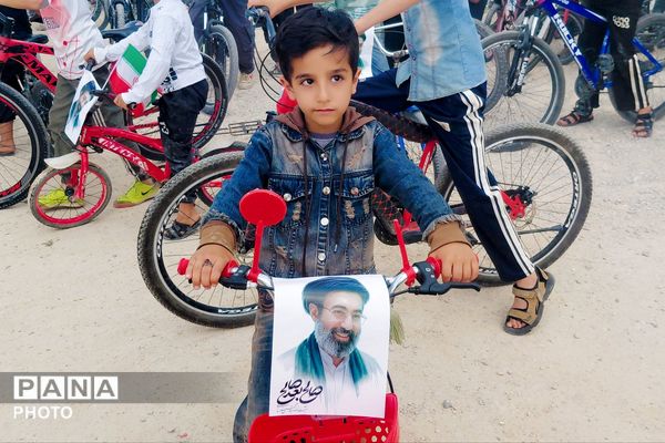 یادبودی در مسیر دوچرخه برای قهرمانان کوچک میناب