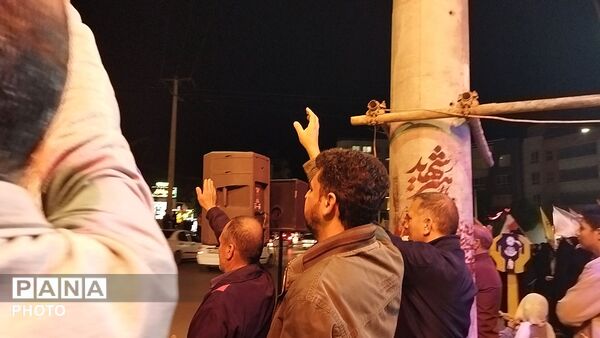 میدان ازادی هر شب میزبان وطن پرستان نیشابوری می شود 