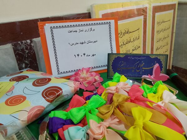 نماز جماعت رنگین در مدرسه‌ مدرس تبریز
