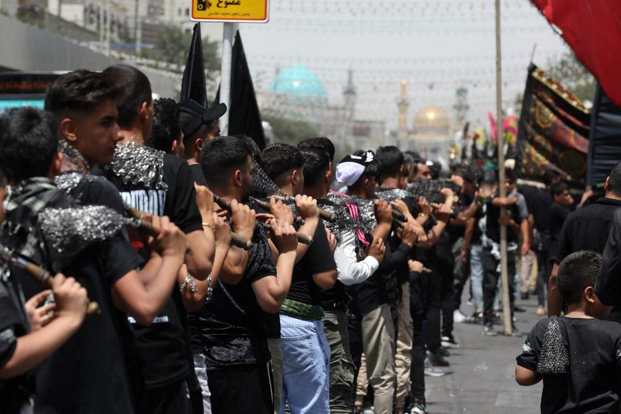 رود اشک و عشق در مسیر حرم همزمان با شکوه عزاداری هیئات‌ در خیابان‌های مشهد