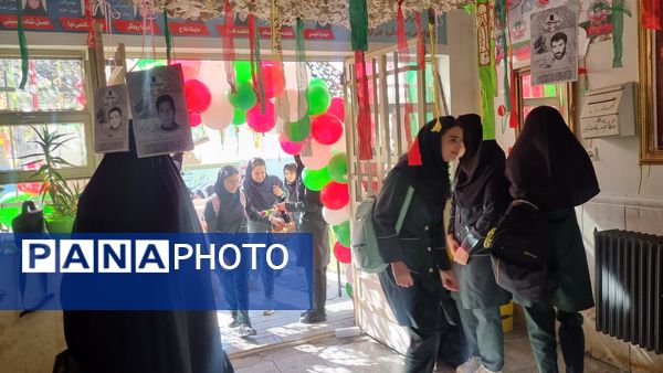 آیین نمادین نواختن زنگ مهر و مقاومت در دبیرستان حضرت معصومه(س) شهرستان فیروزکوه 