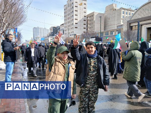 حضور پرشور مردم مشهدی در راهپیمایی ۲۲ بهمن 