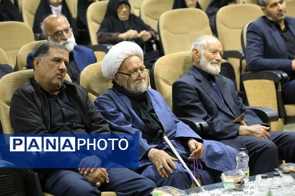 جلسه گرامیداشت و تجلیل از پدران و مادران شهدا 