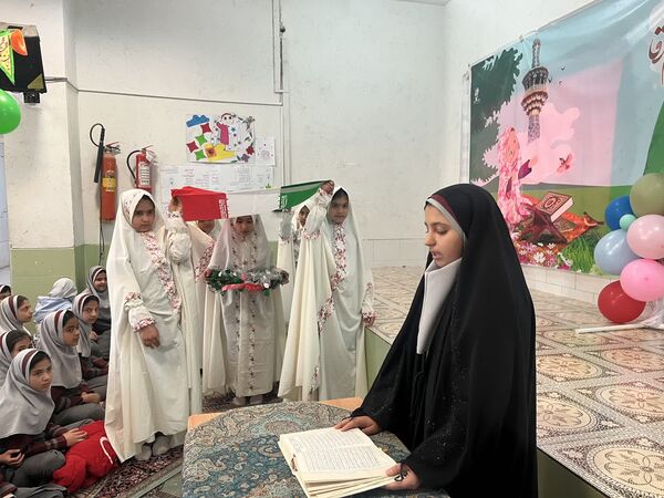 جشن یاوران انقلاب در دبستان شهید نوروزی ابرکوه