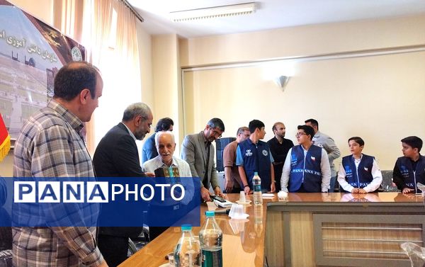 نشست صمیمانه فرماندار اصفهان با دانش آموز خبرنگاران پانای استان اصفهان به مناسبت روز خبرنگار