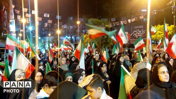 به فرمان رهبر در خیابان می‌مانیم