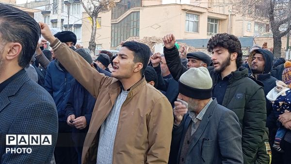 خروش مردم چهارمحال و‌بختیاری در میدان انقلاب شهرکرد