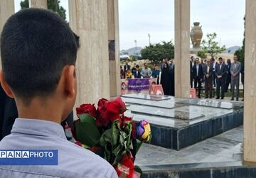 غبارروبی گلزار شهدا توسط دانش‌آموزان بندر امام خمینی(ره)