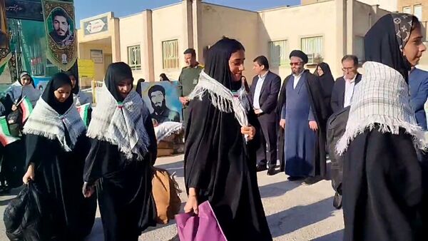 اعزام ۴۰ دانش‌آموز دختر لنده‌ای به مناطق عملیاتی جنوب کشور