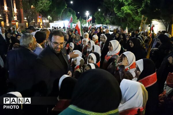 محفل گرم تشکیلاتی دانش‌آموزان در تجمع مردمی تبریز با حضور قائم‌مقام معاون وزیر در سازمان دانش‌آموزی