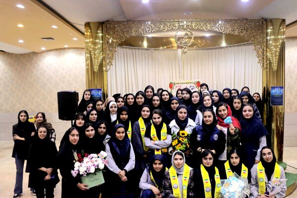 جشن فارغ‌التحصیلی دانش‌آموزان دختر بروجنی