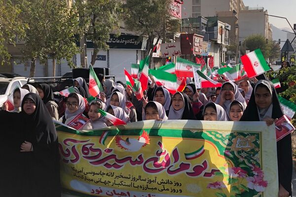 اجتماع عظیم دانش آموزان ناحیه دو شهرری به مناسبت یوم الله ۱۳ آبان در میدان نماز