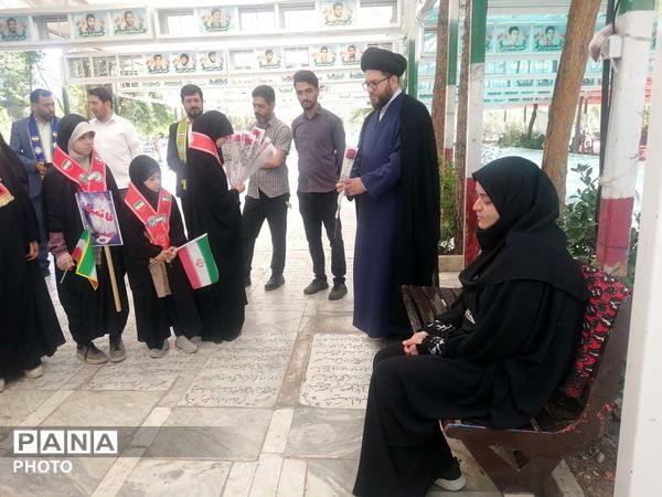آیین گلباران مزار شهدا در سالروز تاسیس سازمان دانش‌آموزی