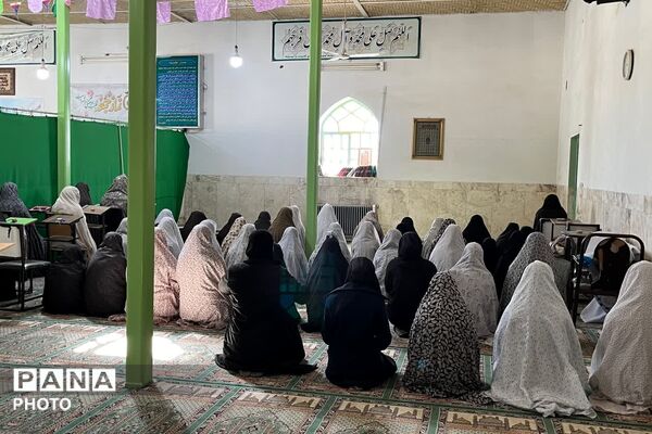 تصویر بندگی دانش‌آموزان در ماه خدا