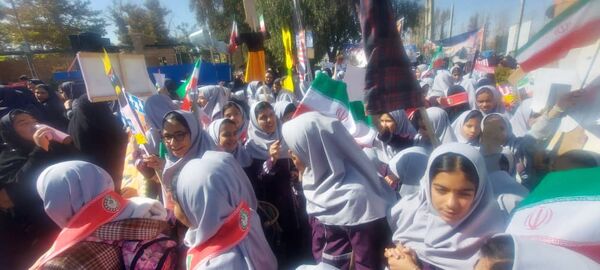 حضور پرشور دانش آموزان مدارس شهرستان خاتم در راهپیمایی ۱۳ آبان 